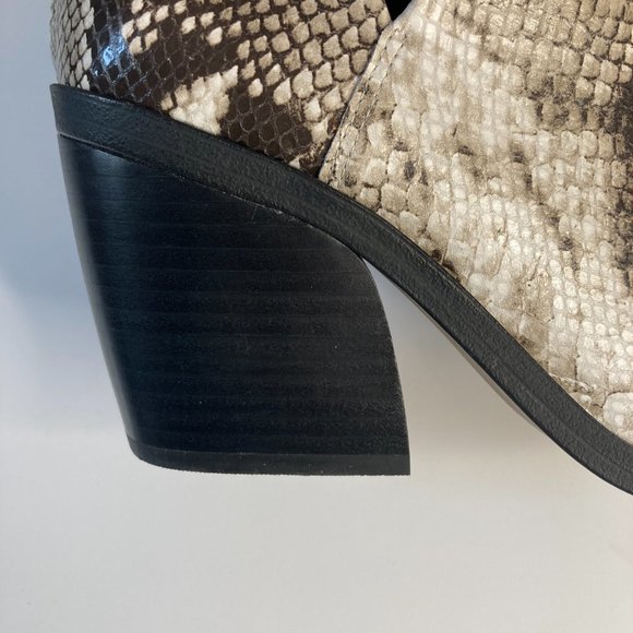 Vince Camuto Gigietta Leather Ankle Boots Size 8 1/2 Natural Multisnake - Picture 7 of 11